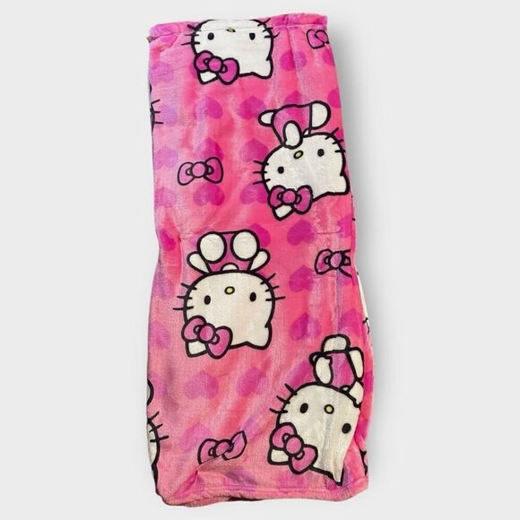 Hello Kitty “Poses and Hearts”' 50x70" Pink Silk Touch Plush Throw Blanket (b) - Picture 6 of 8